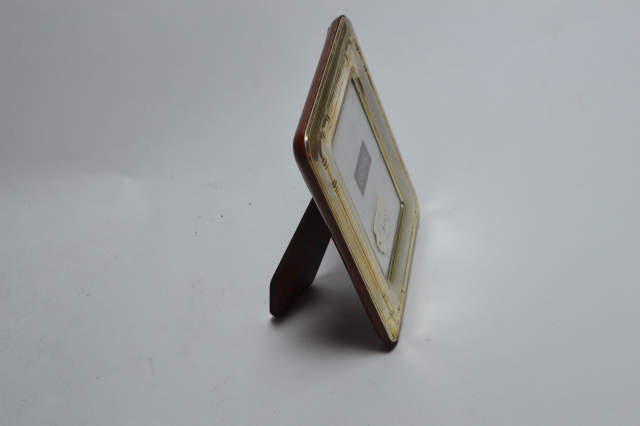 Discover our range of top-quality silver-plated picture frames. Improve your home decor today. High specifications guaranteed. Order now for unbeatable deals!