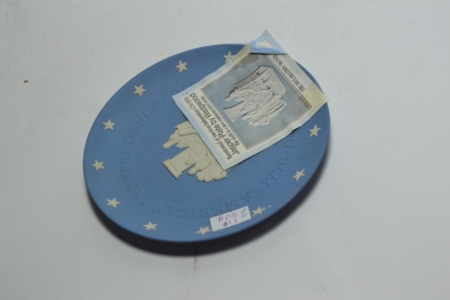 Discover our rare 'Declaration signed 1776' Wedgewood plates. High-quality and historically significant. Shop now to add timeless elegance to your collection!