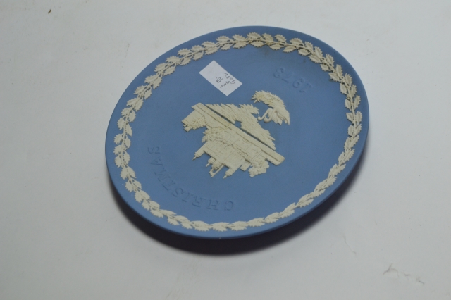 Explore our exquisite collection of Wedgewood plates, featuring the limited-edition 'Christmas 1973'. Savour the craftsmanship and make it yours today!