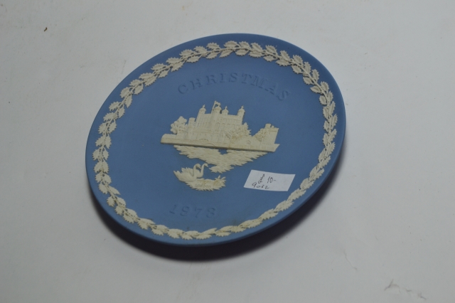 Explore our exquisite collection of Wedgewood plates, featuring the limited-edition 'Christmas 1973'. Savour the craftsmanship and make it yours today!