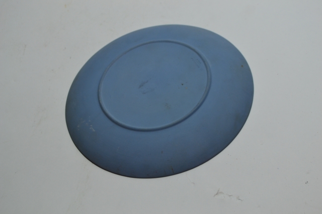 Discover our limited-edition Wedgewood Plate 'Christmas 1975.' Perfect collectible or unique gift, this plate showcases exquisite design and craftsmanship. Shop now before it's sold out!