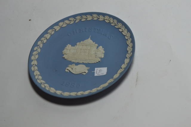 Discover our limited-edition Wedgewood Plate 'Christmas 1975.' Perfect collectible or unique gift, this plate showcases exquisite design and craftsmanship. Shop now before it's sold out!