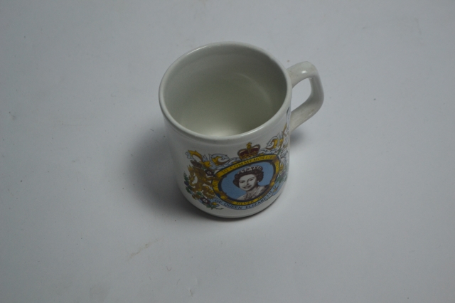 Shop our selection of collectible mugs! Celebrate with the Elizabeth II Silver Jubilee commemorative mug, with its expert detailing and high-quality finish. Don't wait, buy now!