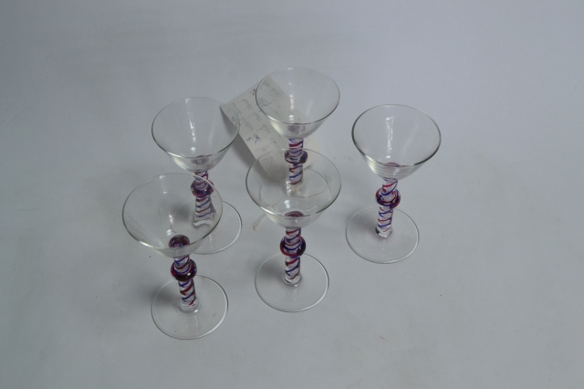 Discover exquisite Art Deco cocktail glasses. A perfect match for your aesthetic taste. Limited stock! Order now to enhance your cocktail experience.
