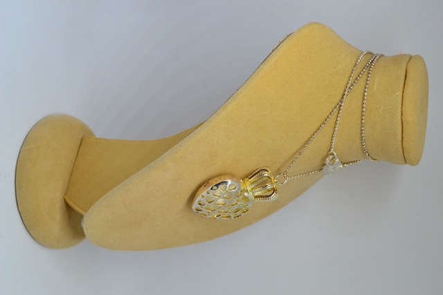 Discover our selection of 925 silver chains with heart-shaped pendants. Delicate and 50cm long, perfect for a loving gift. Shop today for timeless elegance.