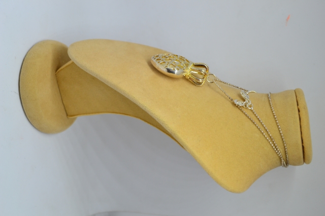 Discover our selection of 925 silver chains with heart-shaped pendants. Delicate and 50cm long, perfect for a loving gift. Shop today for timeless elegance.