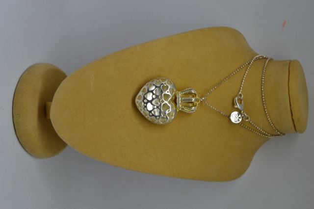 Discover our selection of 925 silver chains with heart-shaped pendants. Delicate and 50cm long, perfect for a loving gift. Shop today for timeless elegance.