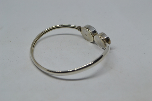 Discover our Silver 925 bangle with stunning agate detailing, weighing just 8.6g. Shop now for exquisite and lightweight luxury jewelry!