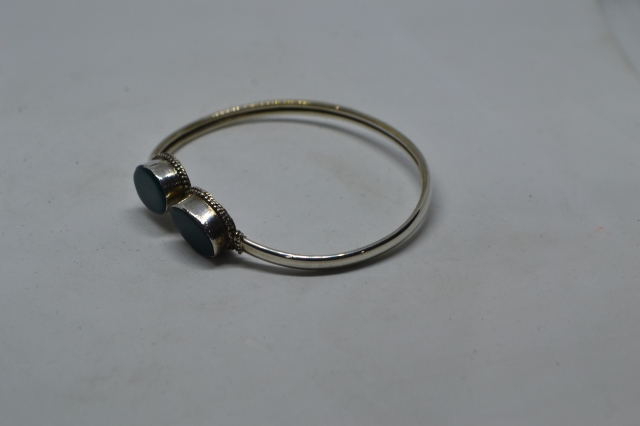 Discover our Silver 925 bangle with stunning agate detailing, weighing just 8.6g. Shop now for exquisite and lightweight luxury jewelry!