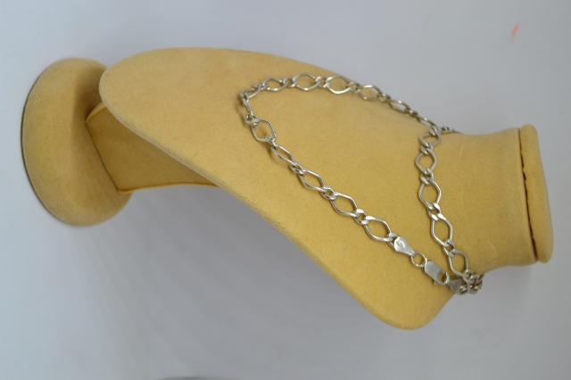 Explore our stunning silver 925 necklaces! Lightweight at just 16g and 40cm long. Order yours today and complete your jewelry collection.