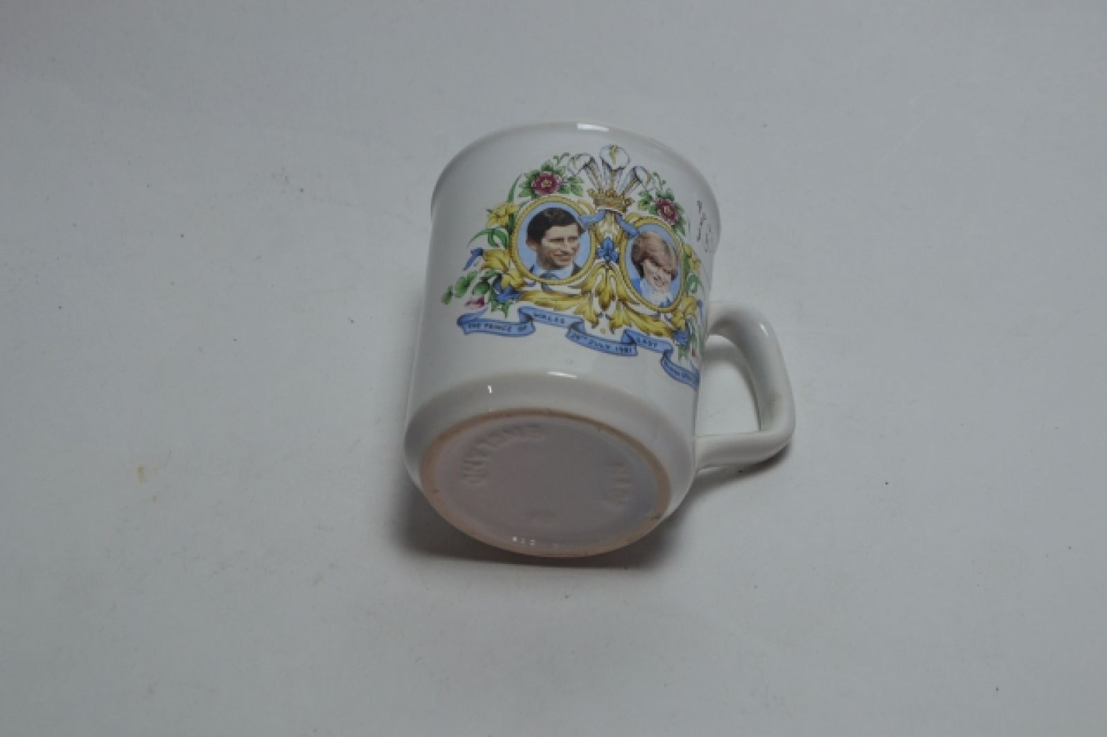 Celebrate history with our Charles and Diana commemorative mug. Limited edt., fine bone china. Hurry, grab your piece of royal memorabilia today!